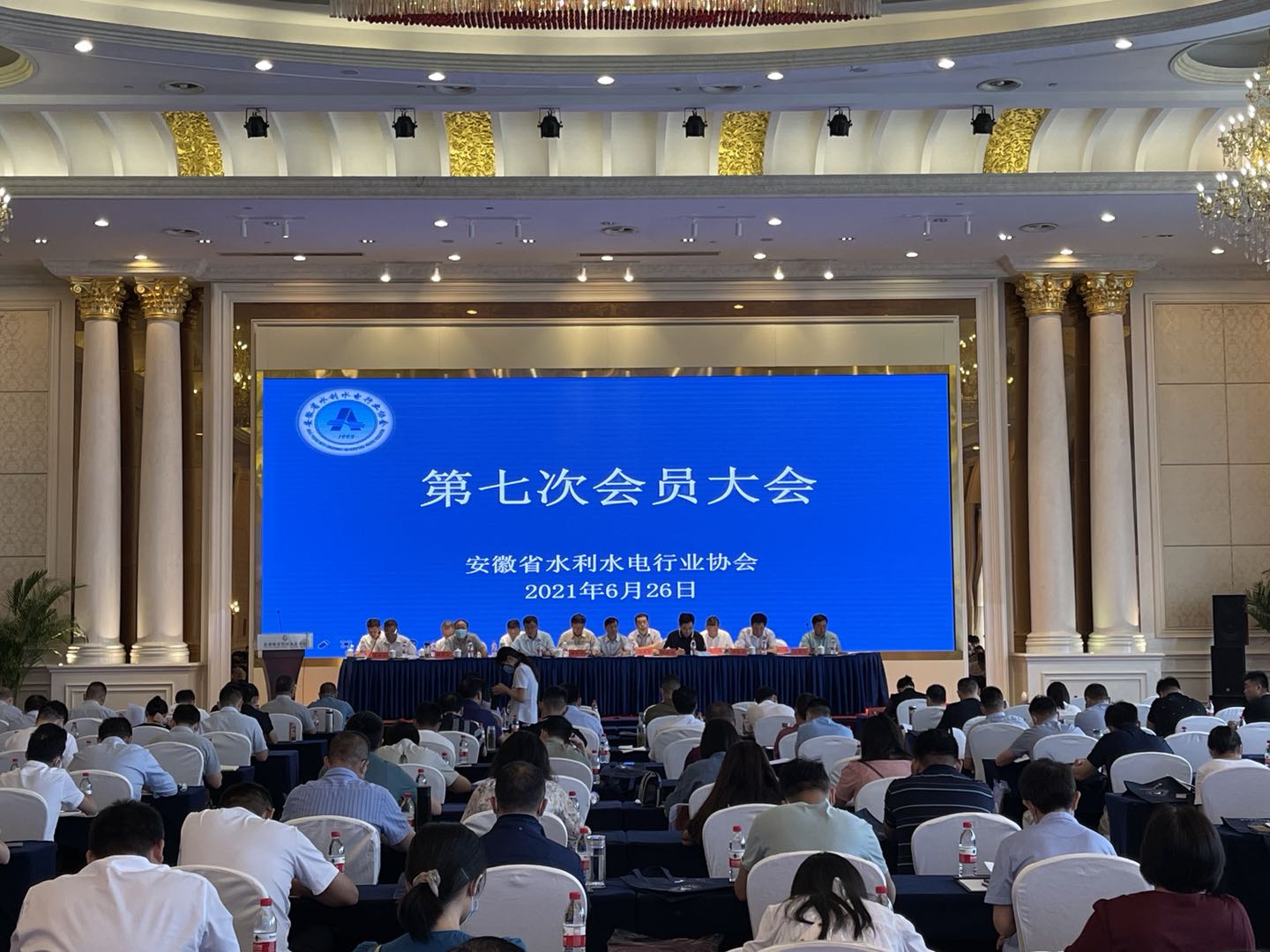 安徽省水利水電行業(yè)協(xié)會召開第七次會員大會、第六屆第一次 會員代表大會和第六屆第一次理事會會議報道(圖1) 安徽省水利水電行業(yè)協(xié)會召開第七次會員大會、第六屆第一次 會員代表大會和第六屆第一次理事會會議報道(圖1)